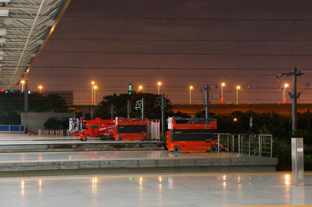 Plataformas tipo tesoura estacionadas em plataforma de estação
